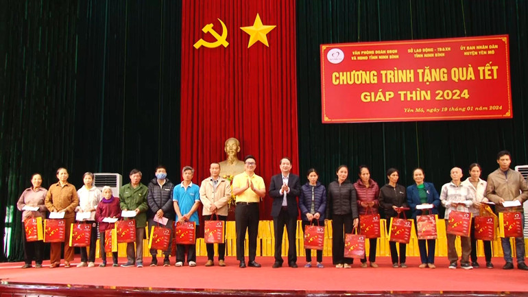 Đồng chí Mai Văn Tuất, Phó Bí thư Thường trực Tỉnh ủy Ninh Bình trao quà Tết cho các hộ có hoàn cảnh khó khăn trên địa bàn huyện Yên Mô, tỉnh Ninh Bình.