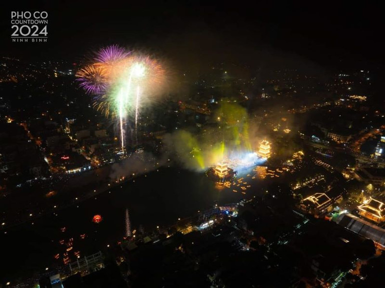 Màn bắn pháo hoa kéo dài mười lăm phút làm cảm xúc của hàng chục nghìn người dân và du khách vỡ òa hân hoan. (Ảnh: PHOCOHOALU)