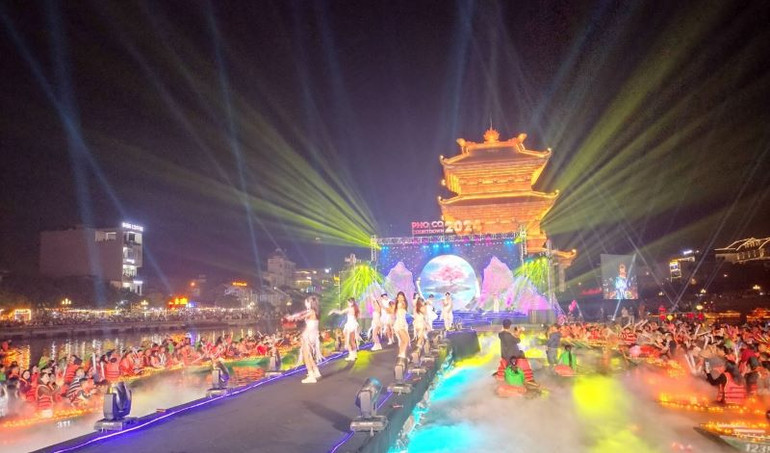 Sự kiện thu hút hàng trăm nghệ sĩ biểu diễn phục vụ người dân và du khách. (Ảnh: VĂN LÚA)