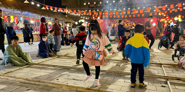 Lễ hội Tết xưa và phiên chợ quà tặng là một trong những sản phẩm du lịch mới, độc đáo, ấn tượng của tỉnh năm 2024 để thu hút, phục vụ nhân dân và khách du lịch đến tham quan, trải nghiệm và lan tỏa các giá trị truyền thống của dân tộc và vùng đất Cố đô Hoa Lư lịch sử. Ảnh: Yến Trinh