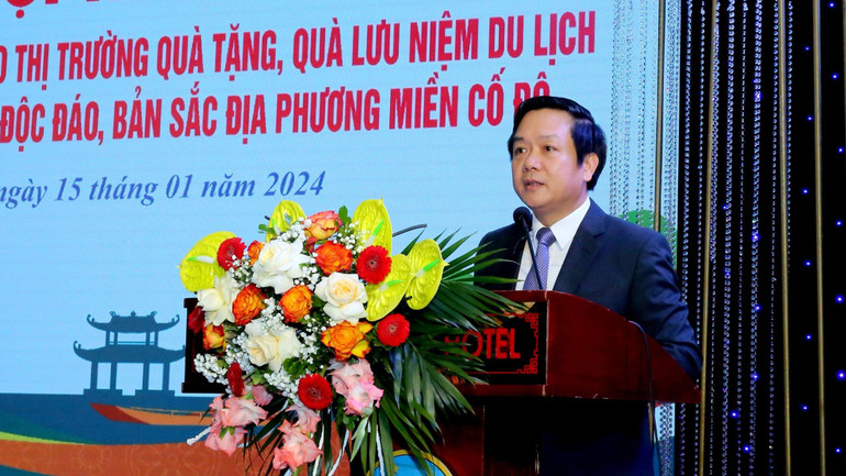 Đồng chí Phạm Quang Ngọc, Phó Bí thư Tỉnh ủy, Chủ tịch Ủy ban nhân dân tỉnh Ninh Bình phát biểu tại hội thảo.