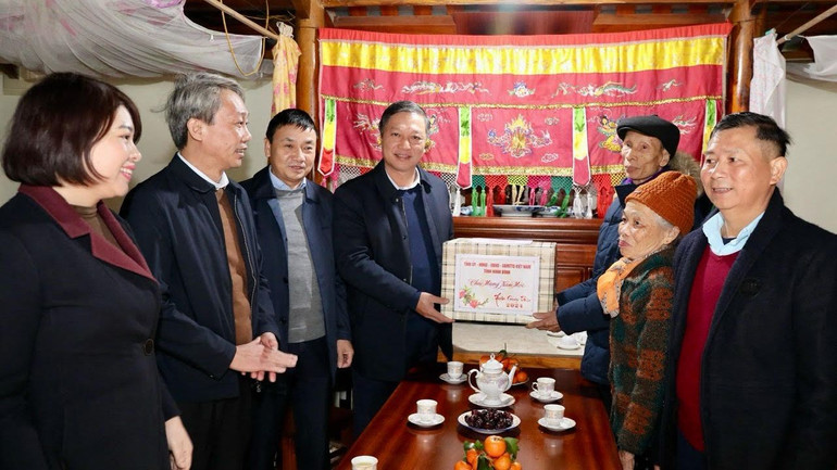 Đồng chí Đinh Việt Dũng, Chủ nhiệm Ủy ban Kiểm tra Tỉnh ủy, Trưởng Đoàn đại biểu Quốc hội tỉnh Ninh Bình thăm, tặng quà Tết cho các gia đình thương binh, người cao tuổi, hộ nghèo trên địa bàn huyện Gia Viễn, tỉnh Ninh Bình. (Ảnh: Minh Quang)