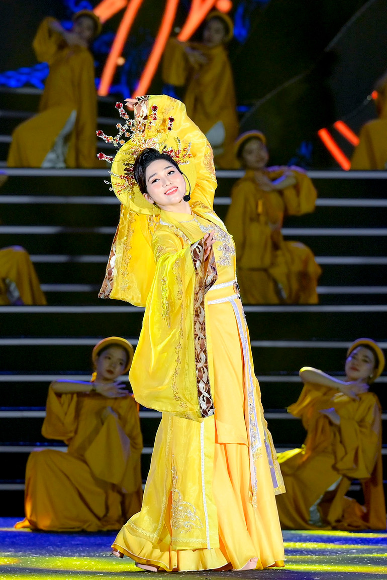 Nghệ sĩ Như Huỳnh biểu diễn một tiết mục trong chương trình 1055 năm Nhà nước Đại Cồ Việt tháng 4/2023. (Ảnh: Tống Quang)