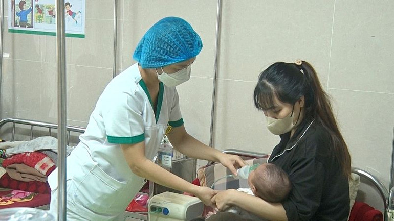 Trung bình mỗi ngày có gần 10 bệnh nhi nhập viện do cúm A. (Ảnh: Yến Trinh)