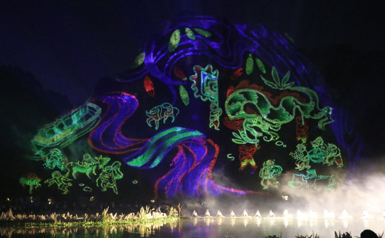 Các yếu tố của sông, núi, âm nhạc, ánh sáng, công nghệ trình chiếu mapping cùng nghệ thuật múa đương đại đặc sắc tại đêm khai mạc. (Ảnh: Tống Quang)