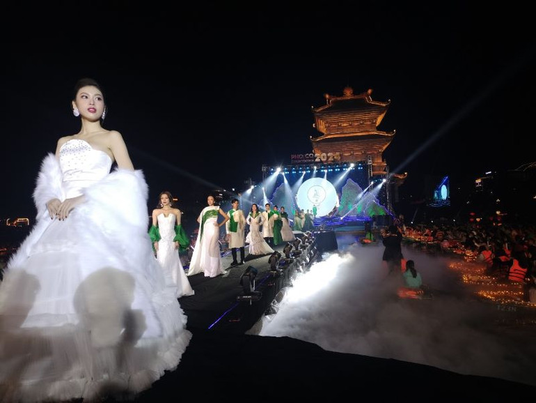 Màn trình diễn thời trang thu hút đông đảo người dân và du khách thích thú. (Ảnh: Văn Lúa)