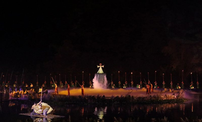 Tiết mục khai từ "Đất Cố đô" do Nghệ sĩ ưu tú Như Huỳnh và các diễn viên múa trình diễn trong đêm khai mạc. (Ảnh: Tống Quang)