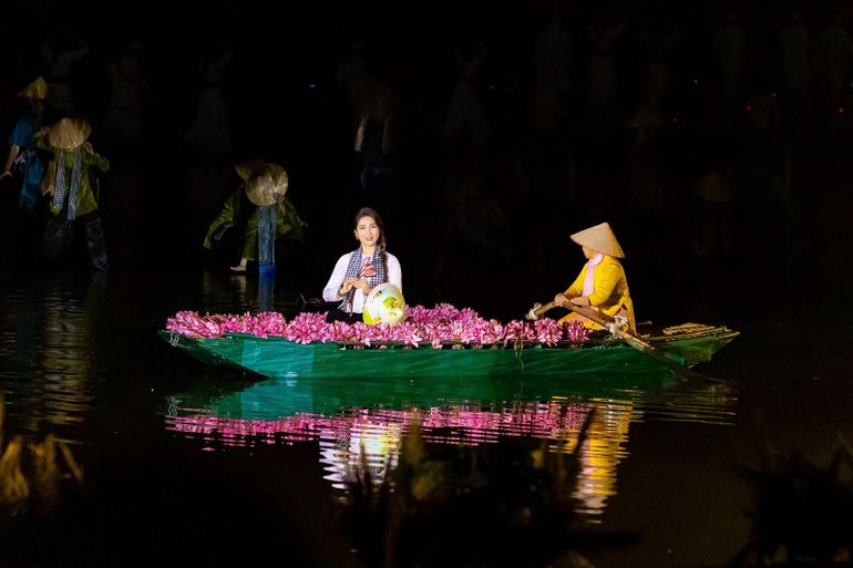 Nghệ sĩ ưu tú Như Huỳnh biểu diễn tiết mục vọng cổ "Đất phương Nam" trong đêm khai mạc. (Ảnh: Tống Quang)