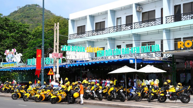 Các nhóm biker thưởng thức những món đặc sản tại thành phố Vũng Tàu.