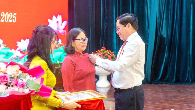 Bí thư Tỉnh ủy Phạm Viết Thanh trao Huy hiệu 30 năm tuổi Đảng cho đồng chí Nguyễn Thị Yến Phó Bí thư Thường trực Tỉnh ủy.