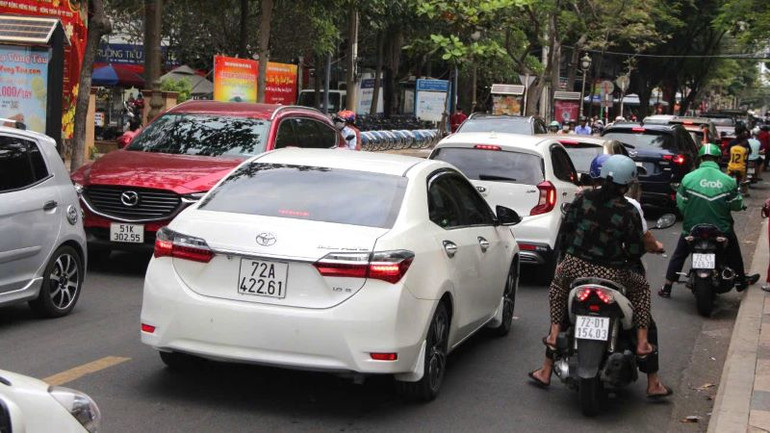 Du khách đang đổ về thành phố Vũng Tàu nên có dấu hiệu ùn tắc tại đầu đường Ba Cu (Khu vực công viên Bãi Trước). Du khách đang đổ về thành phố Vũng Tàu nên có dấu hiệu ùn tắc tại đầu đường Ba Cu (Khu vực công viên Bãi Trước).