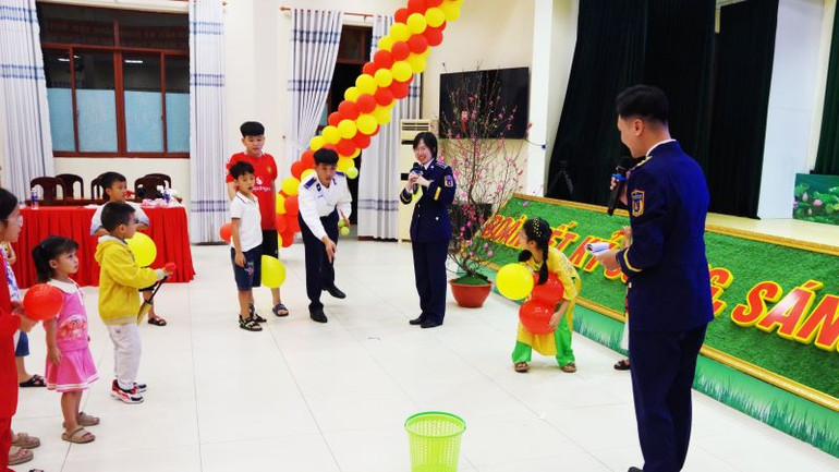 Cán bộ, chiến sĩ tham trò chơi tại đêm hái hái dân chủ.