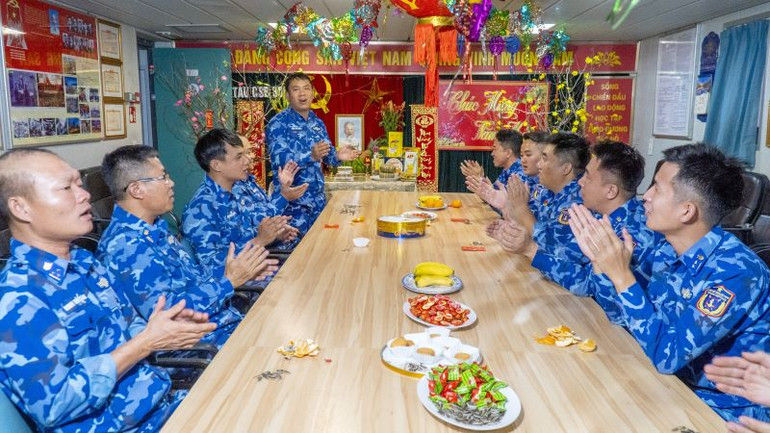 Cán bộ chiến sĩ Tàu CSB 8001 tổ chức đón giao thừa khi đang làm nhiệm vụ trên biển.