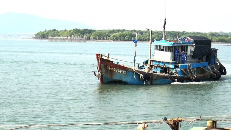 Tàu TG 90367 TS chuẩn bị cập cảng Hải đội 301 tại thành phố Vũng Tàu.