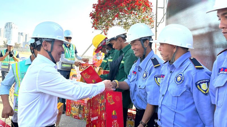 Ông Nguyễn Trọng Thụy, Phó Chủ tịch Ủy ban nhân dân thành phố Vũng Tàu tặng quà cho công nhân (Ảnh TN)