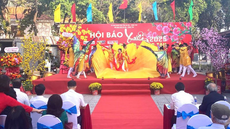 Các tiết mục văn nghệ chào mừng khai mạc Hội Báo Xuân Ất Tỵ 2025. Các tiết mục văn nghệ chào mừng khai mạc Hội Báo Xuân Ất Tỵ 2025.