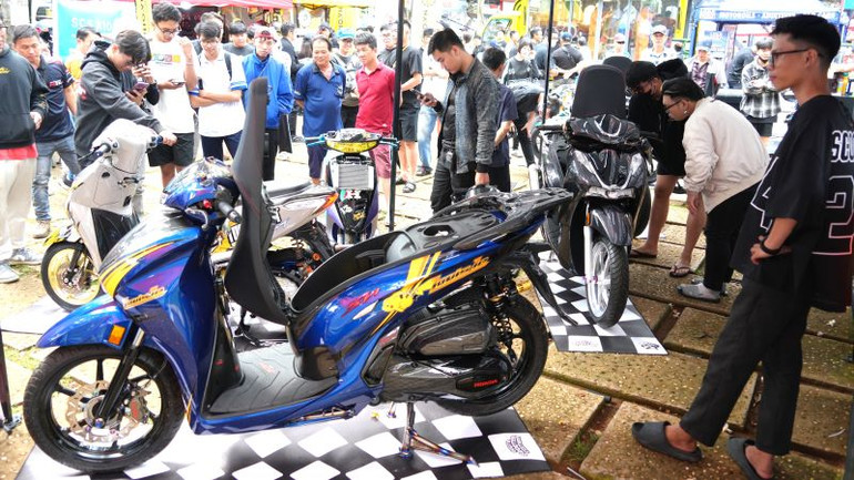 Khu chợ Bike thu hút nhiều du khách tham quan.