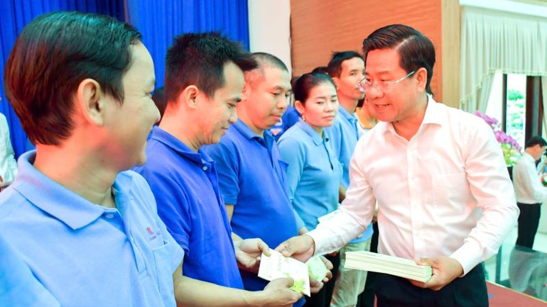 Ông Bùi Chí Thành Chủ tịch Ủy ban Mặt trận tổ quốc Việt Nam tỉnh Bà Rịa-Vũng Tàu tặng quà cho công nhân ăn Tết. Ông Bùi Chí Thành Chủ tịch Ủy ban Mặt trận tổ quốc Việt Nam tỉnh Bà Rịa-Vũng Tàu tặng quà cho công nhân ăn Tết.