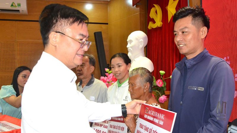 Ông Hoàng Vũ Thảnh, Chủ tịch Ủy ban nhân dân thành phố Vũng Tàu trao sổ tiết kiệm cho người dân khó khăn. Ông Hoàng Vũ Thảnh, Chủ tịch Ủy ban nhân dân thành phố Vũng Tàu trao sổ tiết kiệm cho người dân khó khăn.