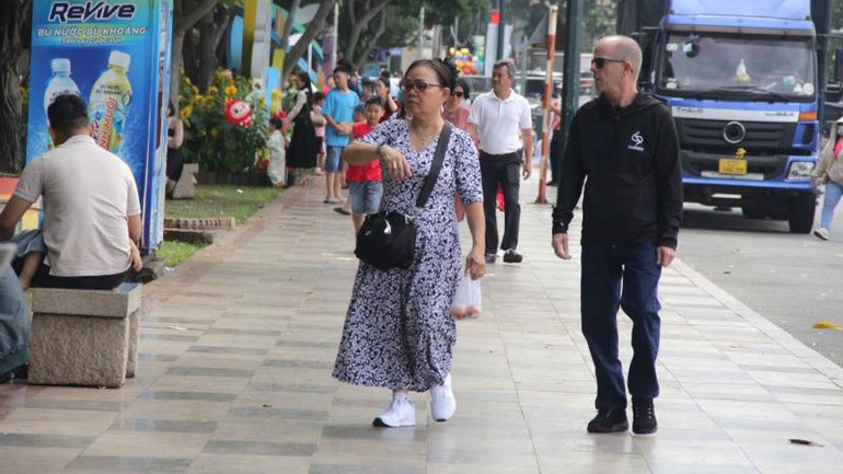 Du khách nước ngoài tham quan tại hội hoa xuân thành phố Vũng Tàu. Du khách nước ngoài tham quan tại hội hoa xuân thành phố Vũng Tàu.