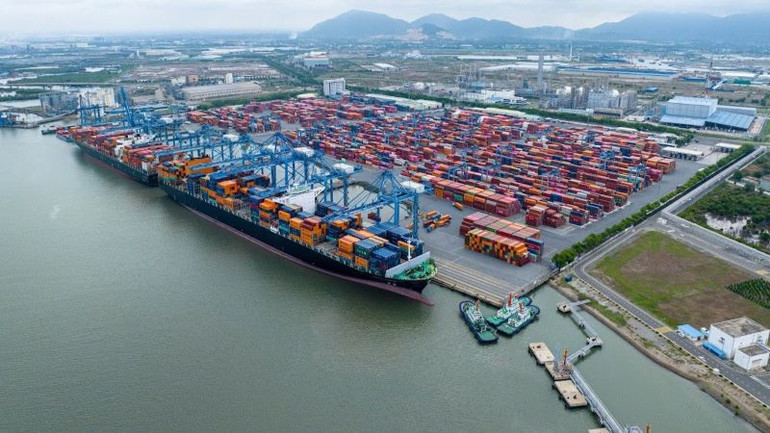 Ngày 29/1 (mùng 1 Tết), cụm cảng Cái Mép-Thị Vải đón 6 chuyến tàu container chở hàng hóa cập cảng.