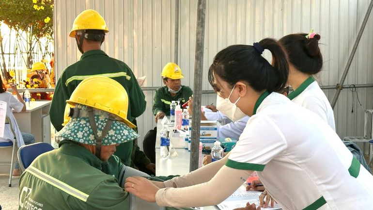 Ngoài tặng quà Tết, công nhân còn được khám bệnh miễn phí.
