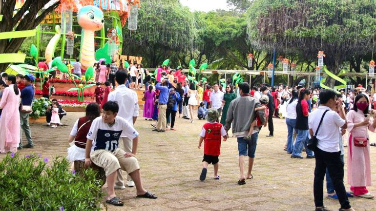 Du khách và người dân tập trung tại công viên Bãi Trước để Check-in. Du khách và người dân tập trung tại công viên Bãi Trước để Check-in.