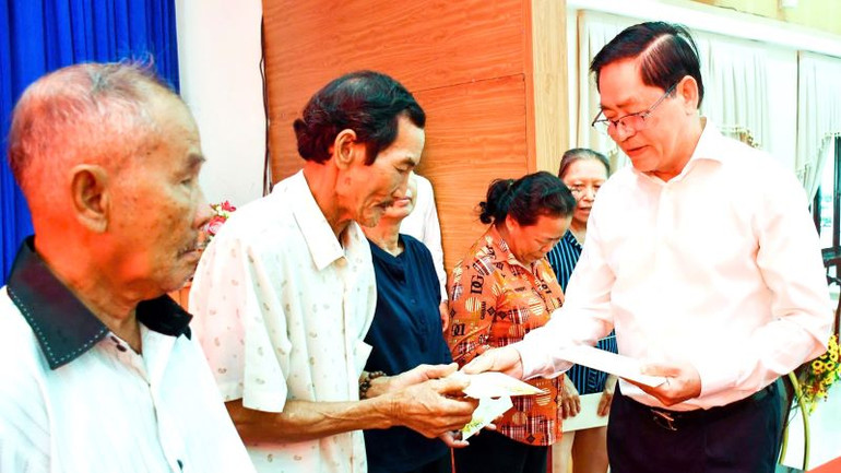 Bí thư Tỉnh ủy Phạm Viết Thanh tặng quà Tết cho người dân huyện Châu Đức.