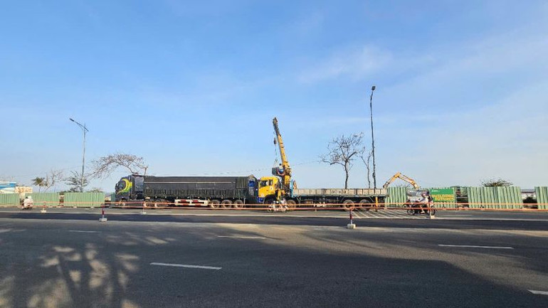 Vật tư được tập kết để phục vụ thi công xuyên Tết. Vật tư được tập kết để phục vụ thi công xuyên Tết.