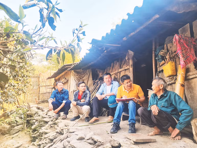 Nhà báo Trần Tuấn Ngọc (thứ hai, từ phải sang) trong một chuyến công tác. Nhà báo Trần Tuấn Ngọc (thứ hai, từ phải sang) trong một chuyến công tác.