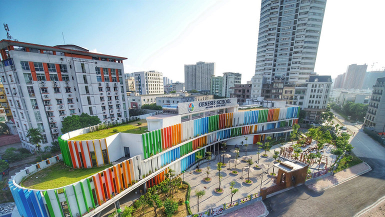 Ngôi trường được xây dựng theo tiêu chuẩn xanh LOTUS của Hiệp hội Công trình xanh Việt Nam. Thiết kế của công trình cũng được xếp hạng nhất mục “Tòa nhà carbon thấp và thành phố bền vững” tại Việt Nam năm 2021, do Cơ quan chuyển đổi sinh thái Pháp công bố. Nguồn: GENESIS SCHOOL. Ngôi trường được xây dựng theo tiêu chuẩn xanh LOTUS của Hiệp hội Công trình xanh Việt Nam. Thiết kế của công trình cũng được xếp hạng nhất mục “Tòa nhà carbon thấp và thành phố bền vững” tại Việt Nam năm 2021, do Cơ quan chuyển đổi sinh thái Pháp công bố. Nguồn: GENESIS SCHOOL.