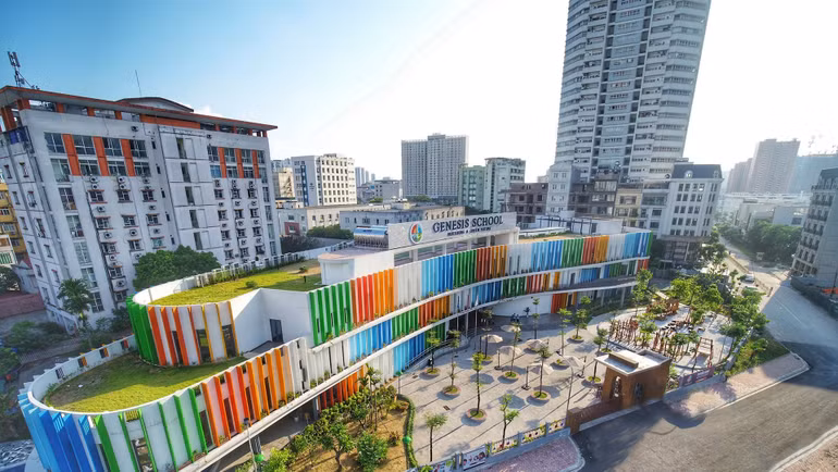 Ngôi trường được xây dựng theo tiêu chuẩn xanh LOTUS của Hiệp hội Công trình xanh Việt Nam. Thiết kế của công trình cũng được xếp hạng nhất mục “Tòa nhà carbon thấp và thành phố bền vững” tại Việt Nam năm 2021, do Cơ quan chuyển đổi sinh thái Pháp công bố. Nguồn: GENESIS SCHOOL. Ngôi trường được xây dựng theo tiêu chuẩn xanh LOTUS của Hiệp hội Công trình xanh Việt Nam. Thiết kế của công trình cũng được xếp hạng nhất mục “Tòa nhà carbon thấp và thành phố bền vững” tại Việt Nam năm 2021, do Cơ quan chuyển đổi sinh thái Pháp công bố. Nguồn: GENESIS SCHOOL.