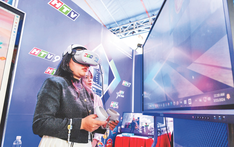 Khách tham quan trải nghiệm công nghệ báo chí tại Hội Báo toàn quốc 2024. Ảnh: Đạt Bách Khách tham quan trải nghiệm công nghệ báo chí tại Hội Báo toàn quốc 2024. Ảnh: Đạt Bách