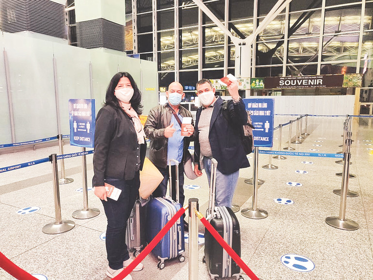 Bức ảnh các chuyên gia y tế Cuba trước giờ làm thủ tục lên máy bay về nước, kết thúc chuyến công tác sang Việt Nam hỗ trợ phòng, chống dịch Covid-19 năm 2020, do phóng viên Hải Anh chụp.