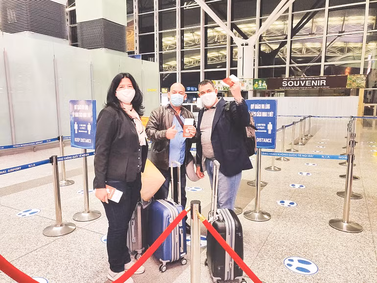 Bức ảnh các chuyên gia y tế Cuba trước giờ làm thủ tục lên máy bay về nước, kết thúc chuyến công tác sang Việt Nam hỗ trợ phòng, chống dịch Covid-19 năm 2020, do phóng viên Hải Anh chụp.