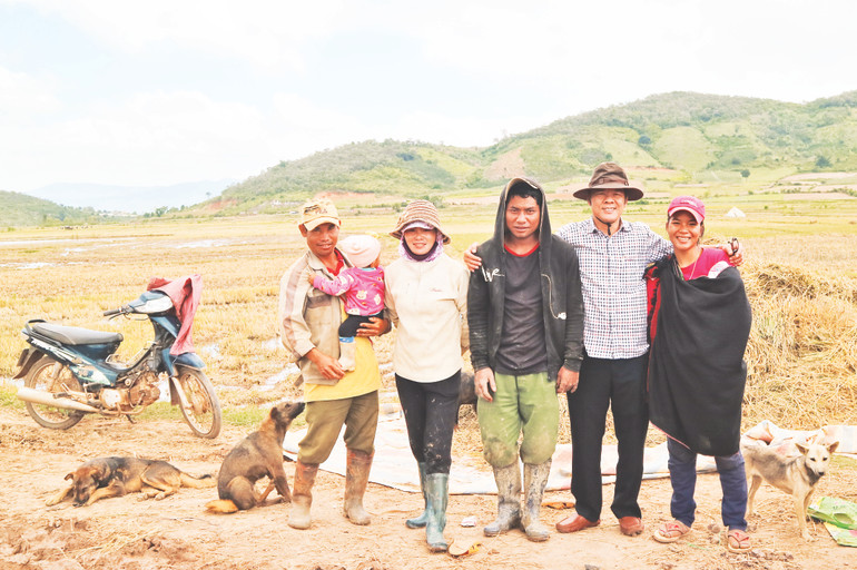 ...và cùng những đồng bào dân tộc Chu Ru giữa ruộng lúa vừa gặt. ...và cùng những đồng bào dân tộc Chu Ru giữa ruộng lúa vừa gặt.