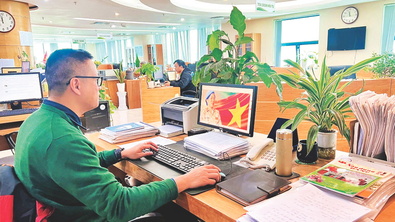 Nhà báo Vũ Kiều Minh với công việc "bếp núc" của mình. Ảnh: Lê Hiếu