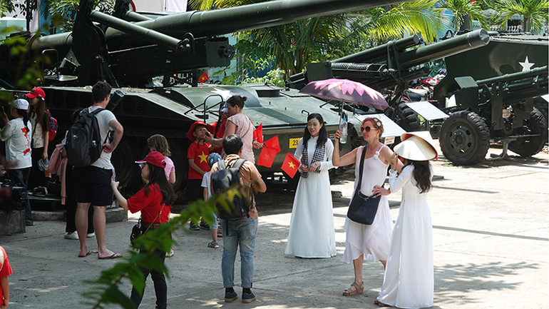 Nhiều du khách nước ngoài đến tham quan Bảo tàng Chứng tích chiến tranh trong dịp 30/4. (Ảnh: M.H)