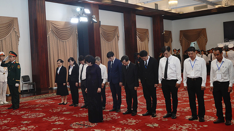 Nguyên Phó Chủ tịch nước Đặng Thị Ngọc Thịnh viếng nguyên Chủ tịch nước Trần Đức Lương tại Hội trường Thống Nhất, Thành phố Hồ Chí Minh. (Ảnh: Thế Anh) Nguyên Phó Chủ tịch nước Đặng Thị Ngọc Thịnh viếng nguyên Chủ tịch nước Trần Đức Lương tại Hội trường Thống Nhất, Thành phố Hồ Chí Minh. (Ảnh: Thế Anh)
