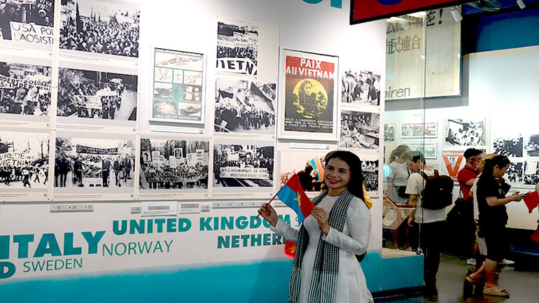 Khách tham quan tại Bảo tàng Chứng tích chiến tranh trong dịp 30/4. (Ảnh: M.H)