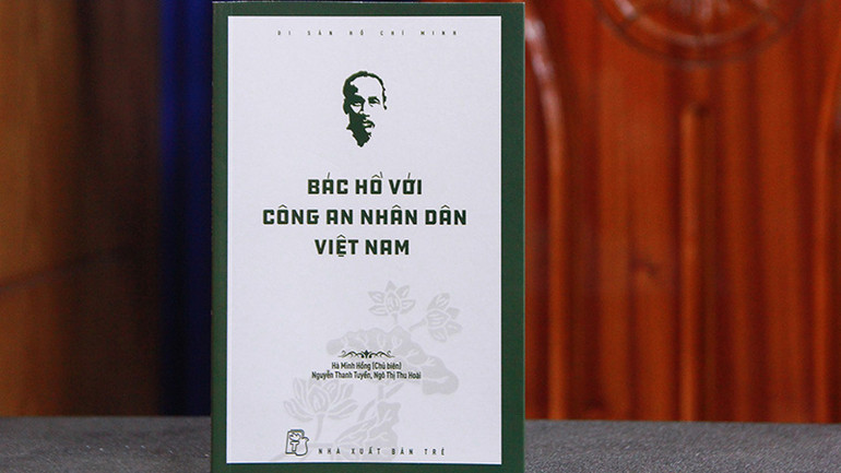 Bìa tựa sách Bác Hồ với Công an nhân dân Việt Nam. (Ảnh: NXB)