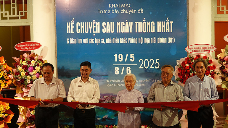 Các đại biểu thực hiện nghi thức cắt băng khai mạc trưng bày. (Ảnh: MẠNH HẢO)