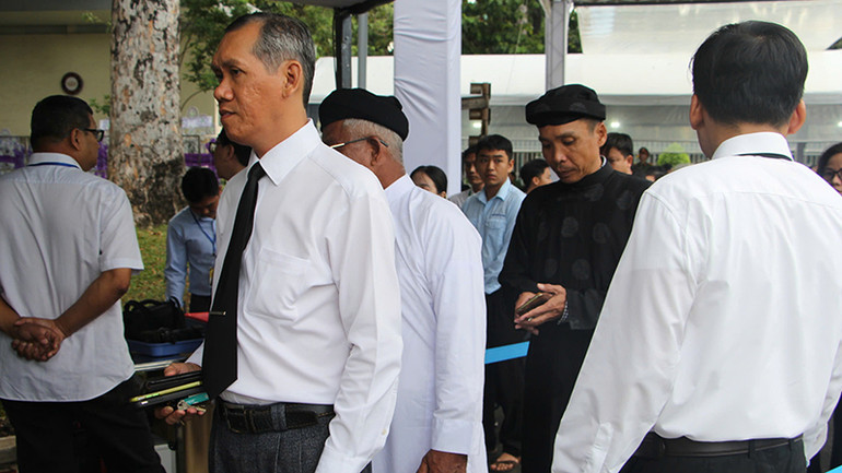 Các đoàn kiểm tra an ninh trước khi vào chờ viếng nguyên Chủ tịch nước Trần Đức Lương tại Hội trường Thống Nhất, Thành phố Hồ Chí Minh. (Ảnh: TT) Các đoàn kiểm tra an ninh trước khi vào chờ viếng nguyên Chủ tịch nước Trần Đức Lương tại Hội trường Thống Nhất, Thành phố Hồ Chí Minh. (Ảnh: TT)