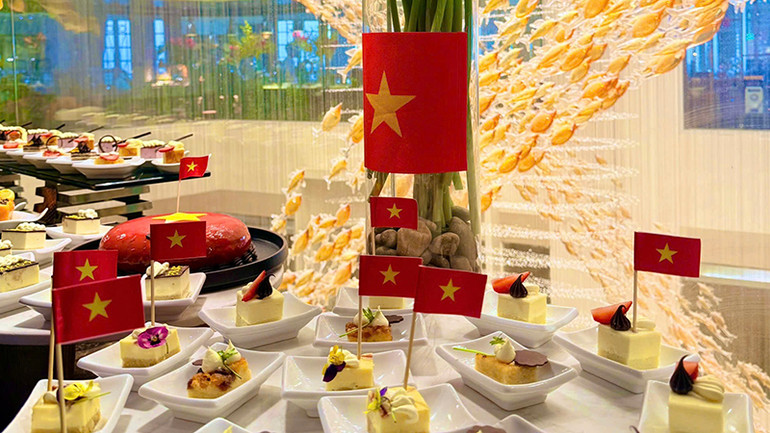 Lá cờ Tổ quốc luôn được trang trí trong không gian các khách sạn tại Thành phố Hồ Chí Minh. (Ảnh: Sở Du lịch Thành phố Hồ Chí Minh cung cấp)