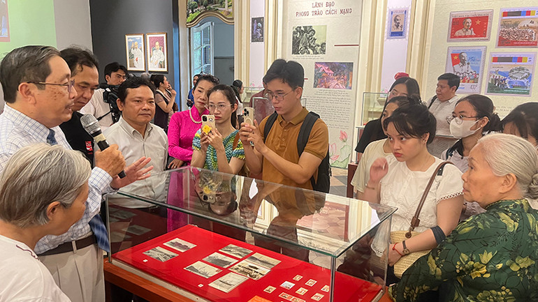Trưng bày thu hút nhiều người trẻ đến tham quan trong ngày khai mạc. (Ảnh: M.H) Trưng bày thu hút nhiều người trẻ đến tham quan trong ngày khai mạc. (Ảnh: M.H)