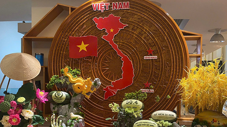 Nhiều khách sạn trang trí đẹp mắt mừng Đại lễ 30/4. (Ảnh: Sở Du lịch Thành phố Hồ Chí Minh cung cấp)