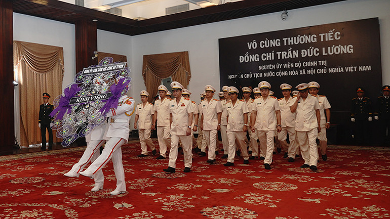 Đoàn Công an Thành phố Hồ Chí Minh do Trung tướng Lê Hồng Nam, Bí thư Đảng ủy, Giám đốc Công an thành phố dẫn đầu đến viếng nguyên Chủ tịch nước Trần Đức Lương (Ảnh: THÉ ANH). Đoàn Công an Thành phố Hồ Chí Minh do Trung tướng Lê Hồng Nam, Bí thư Đảng ủy, Giám đốc Công an thành phố dẫn đầu đến viếng nguyên Chủ tịch nước Trần Đức Lương (Ảnh: THÉ ANH).