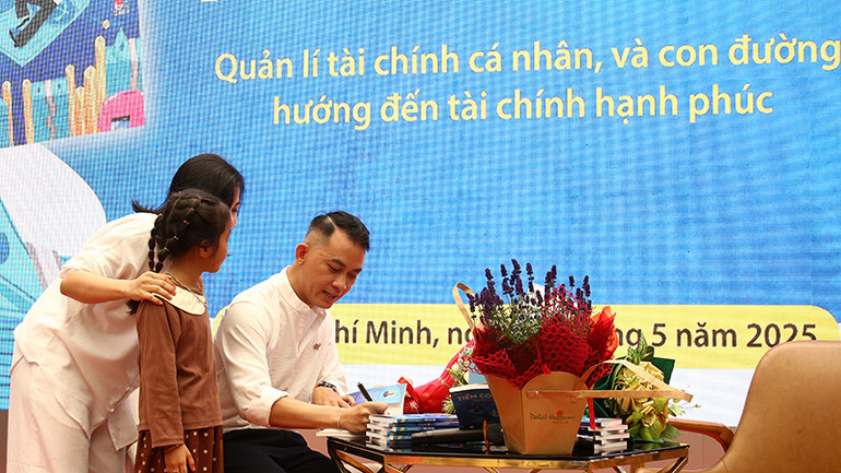 Tác giả Trần Công Danh ký tặng sách cho độc giả tại buổi giao lưu (Ảnh: NXB Kim Đồng).