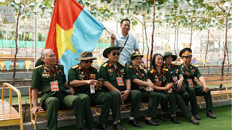 Các cựu chiến binh đi tham quan tại Khu du lịch văn hóa Suối Tiên trong dịp lễ 30/4. (Ảnh: ST)