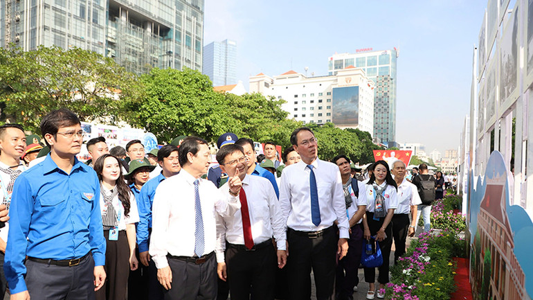 Các đại biểu tham quan triển lãm. (Ảnh NT)